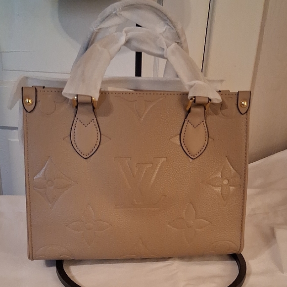 Source Unknown Elegant Tan Handbag With Gold Tone Hardware And Crossbody Strap - Picture 2 of 15